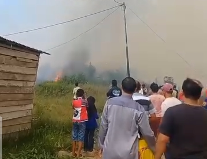 Asyik Gelar Perlombaan HUT Kemerdekaan RI ke-79,  Warga Sematang Borang Sibuk Padamkan Api Lahan