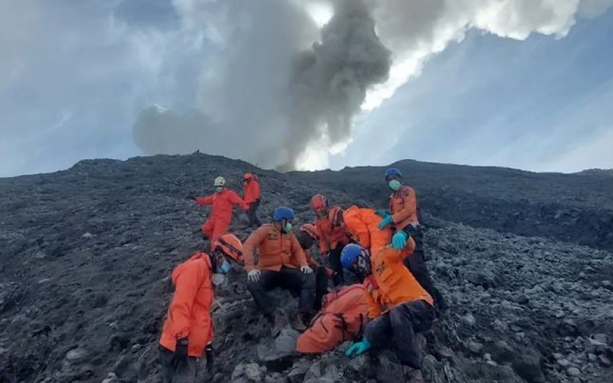 Pendaki Terakhir Siska Afrina Ditemukan Tim SAR Gabungan, Saat Ini Dalam Perjalanan Menuju Rumah Sakit   