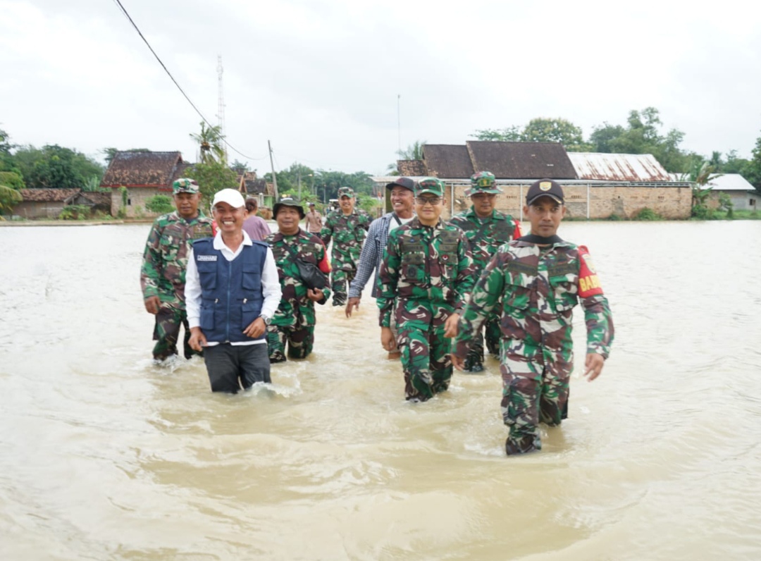 Paket Sembako Didistribusikan ke Warga Terdampak Banjir di Lempuing dan Mesuji oleh Kodim 0402/OKI