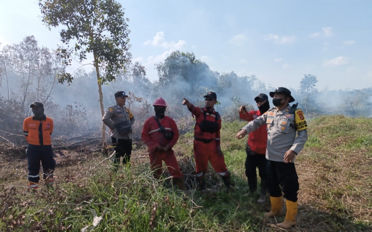 Polres Ogan Ilir Bersama Tim Gabungan Berjibaku Padamkan Karhutla dengan Peralatan Seadanya