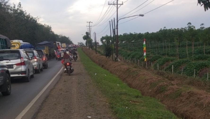 Ratusan Kendaraan Terjebak Macet Di Ruas Jalintim Banyuasin - Palembang, Sumsel 