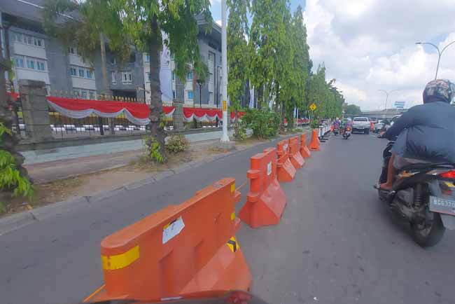 Pemasangan Road Barrier di Lampu Merah Simpang Charitas Palembang Dikeluhkan Pengendara, Polisi Bilang Begini