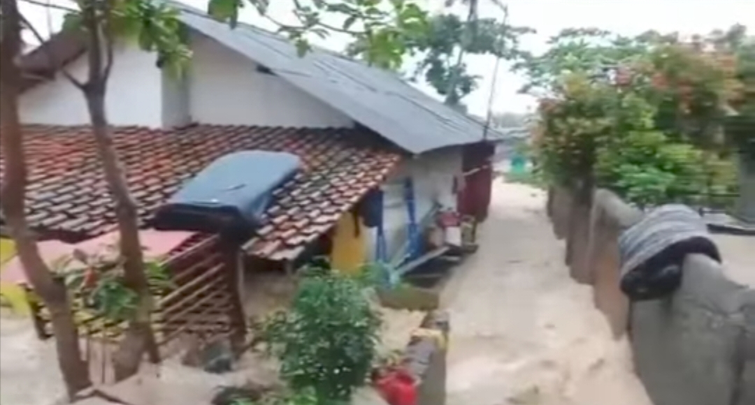 Banjir Bandang Terjang Karawang, Sejumlah Warung Roboh Terbawa Arus, Akses Jalan Terputus