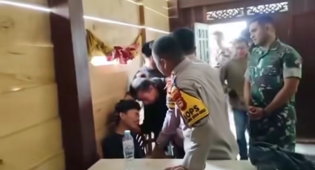 Seorang Ayah Tega Menyiksa Anaknya, Polisi Pun Sampai Ikut Nangis, Benarkah Gegara Nikah Muda? 