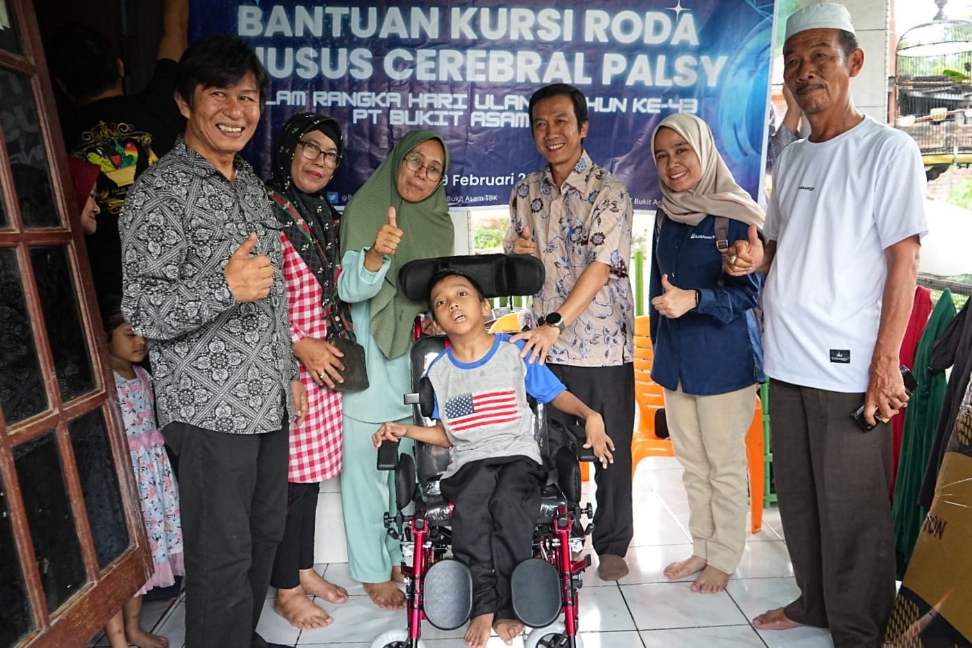 Berikan Kursi Roda Adaptif, PTBA Datangi Langsung Anak-anak Cerebral Palsy di Kabupaten Muara Enim 