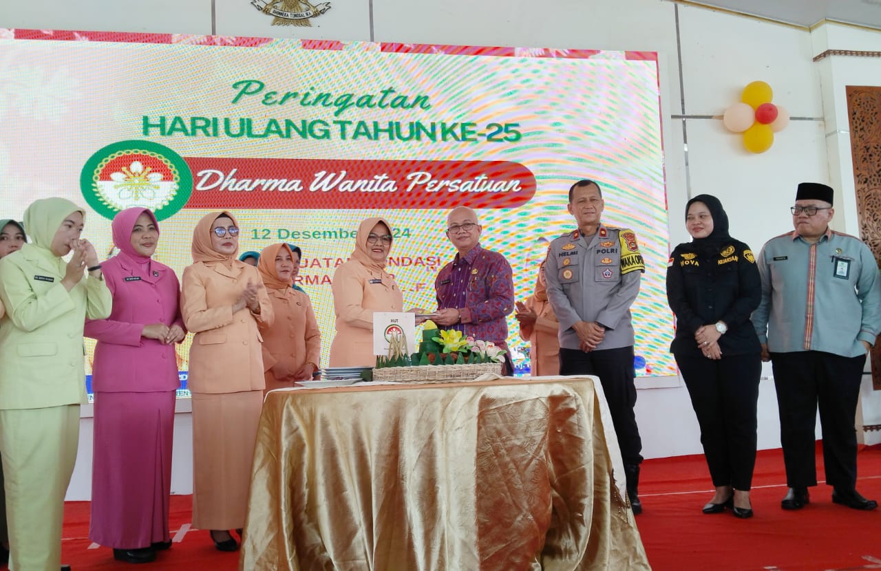 Perayaan HUT ke-25 DWP Kabupaten Ogan Ilir Dimeriahkan dengan Pemotongan Nasi Tumpeng