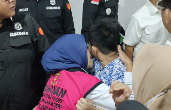 Momen Haru Finda Peluk Anak Usai Sidang Eksepsi Kasus Korupsi PMI Palembang