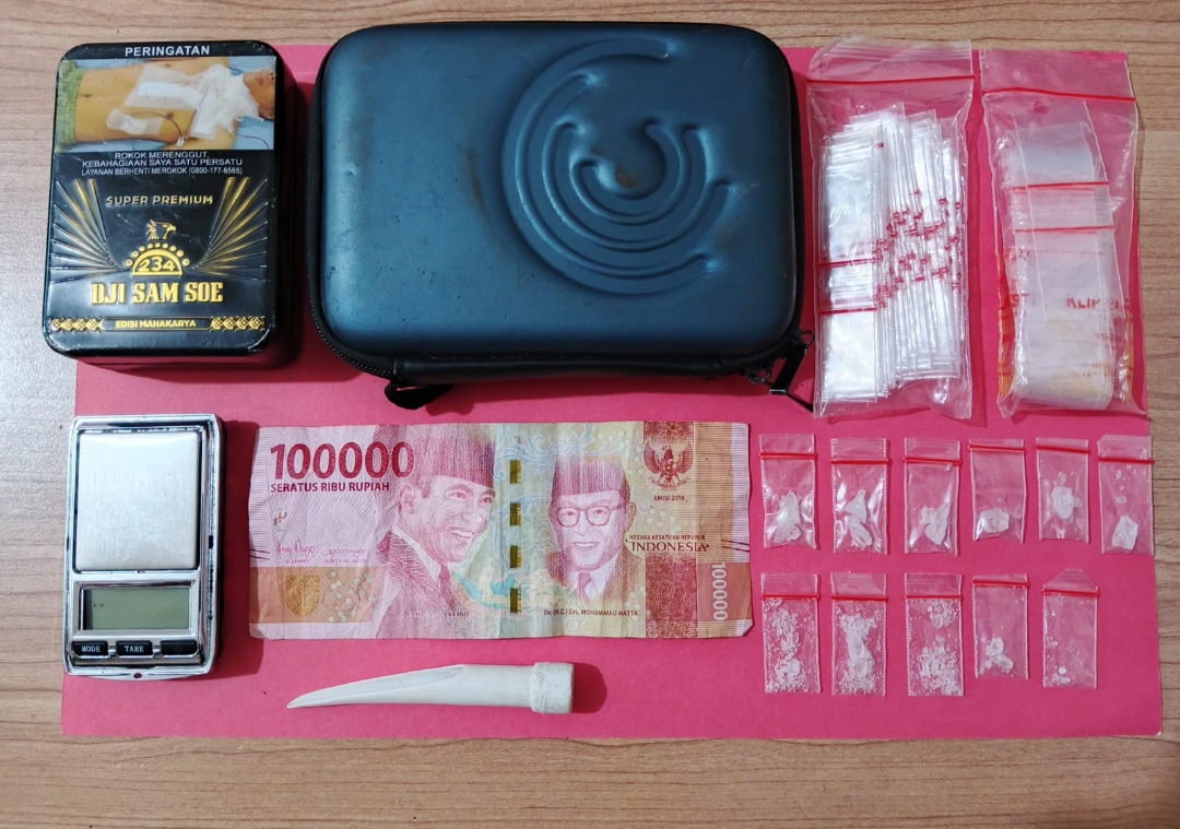 Diamankan Saat di Kamar Mandi, Polres OKI Temukan 11 Paket Sabu di Kaleng Kotak Rokok
