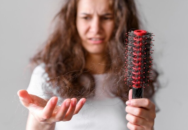 Girls, Hati-hati Ya! Ini 5 Kebiasaan yang Bisa Menyebabkan Rambut Rontok