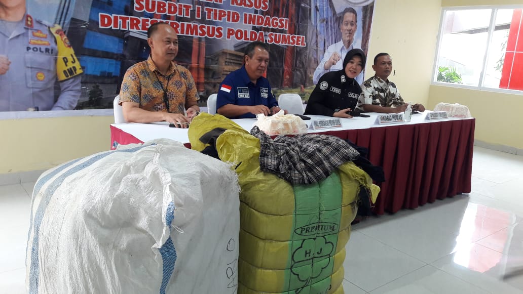 Polda Sumatera Selatan Amankan Puluhan Bal Karung Pakaian ‘Beje' yang Masuk Kota Palembang