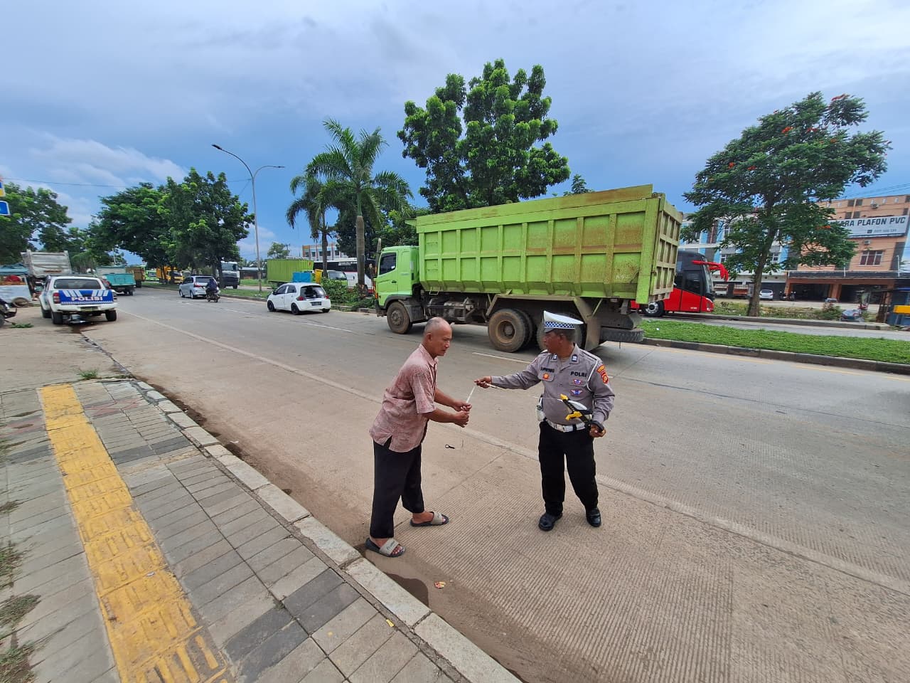 Lakalantas di Jalan Soekarno Hatta Palembang Diduga Microsleep, Dump Truk Hantam Bagian Belakang Minibus 