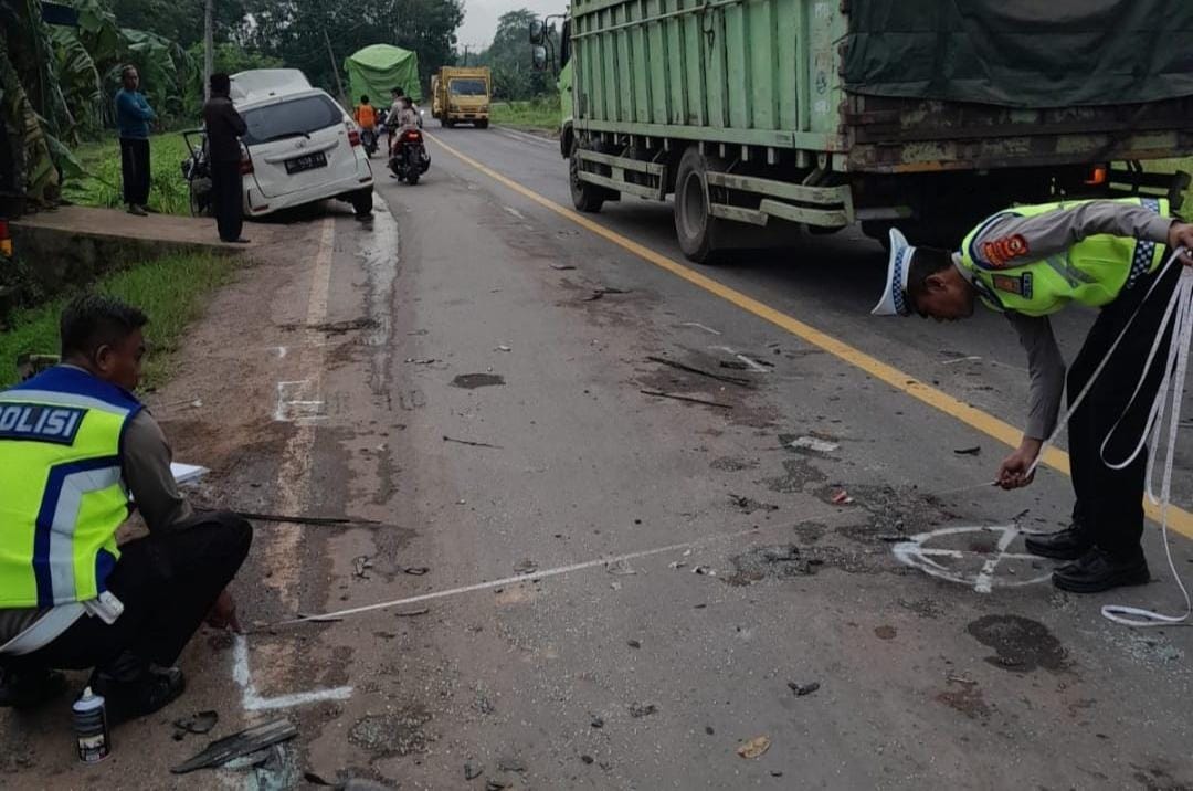 Avanza Tabrak Buntut Truk yang Parkir di Bahu Jalinteng Sekayu-Betung, 2 Orang Tewas