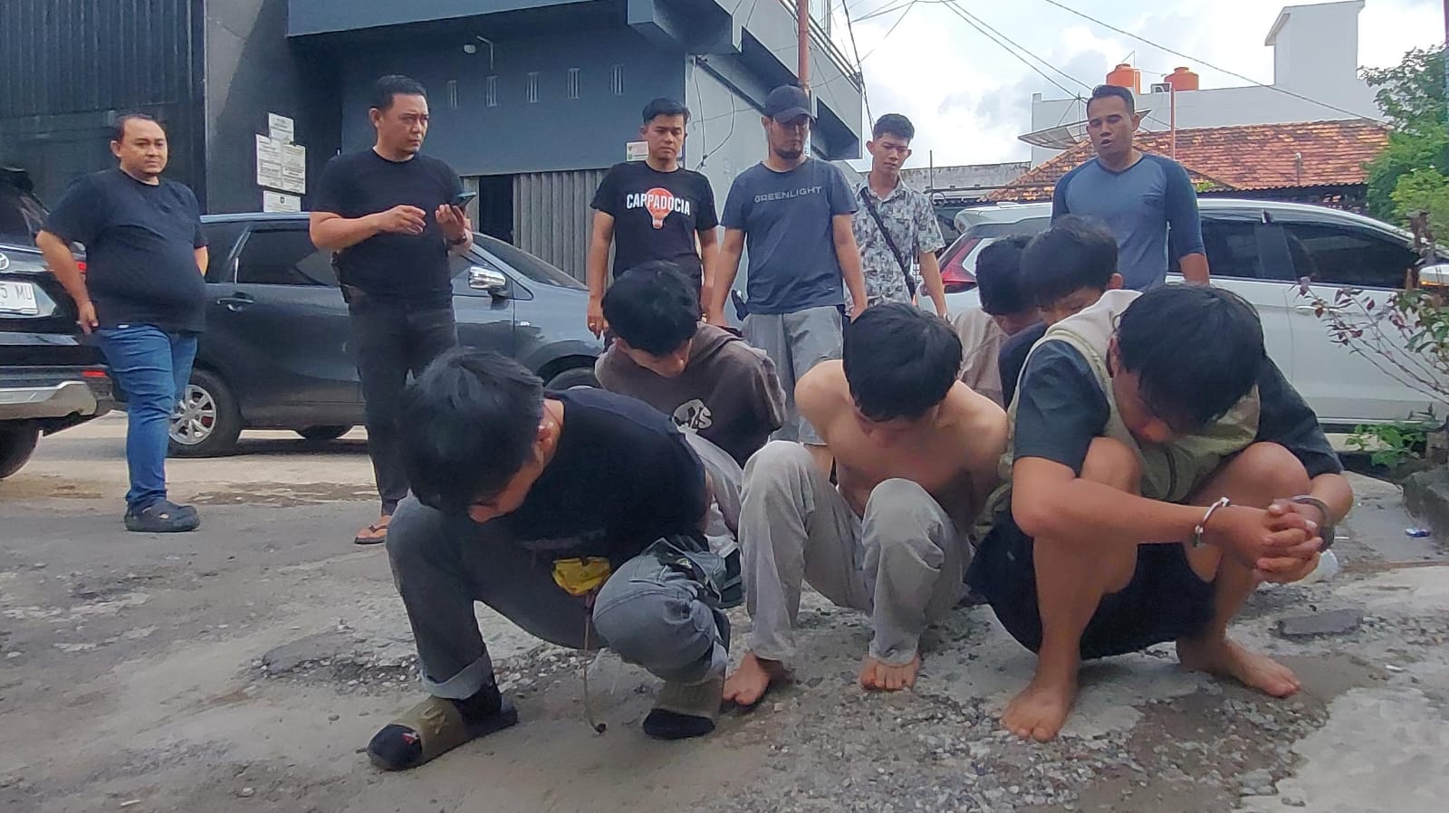 Enam Pemuda Pemabuk Ditangkap Jatanras Polda Sumsel, Tiga Kurir Paket Online, Kasusnya Berat!  ‎