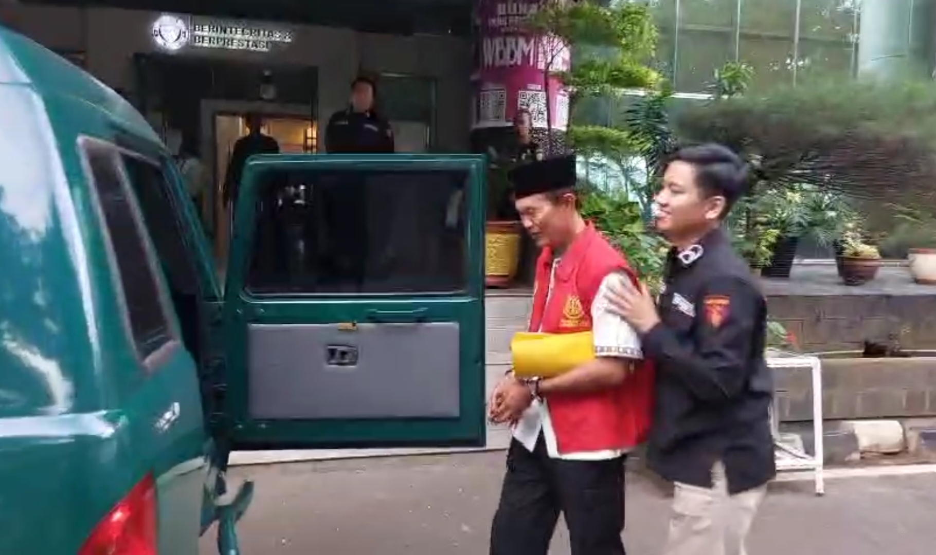 Harnojoyo 'Ngebut' Masuk Mobil Tahanan Usai Diperiksa Sebagai Tersangka Korupsi Pasar Cinde Palembang