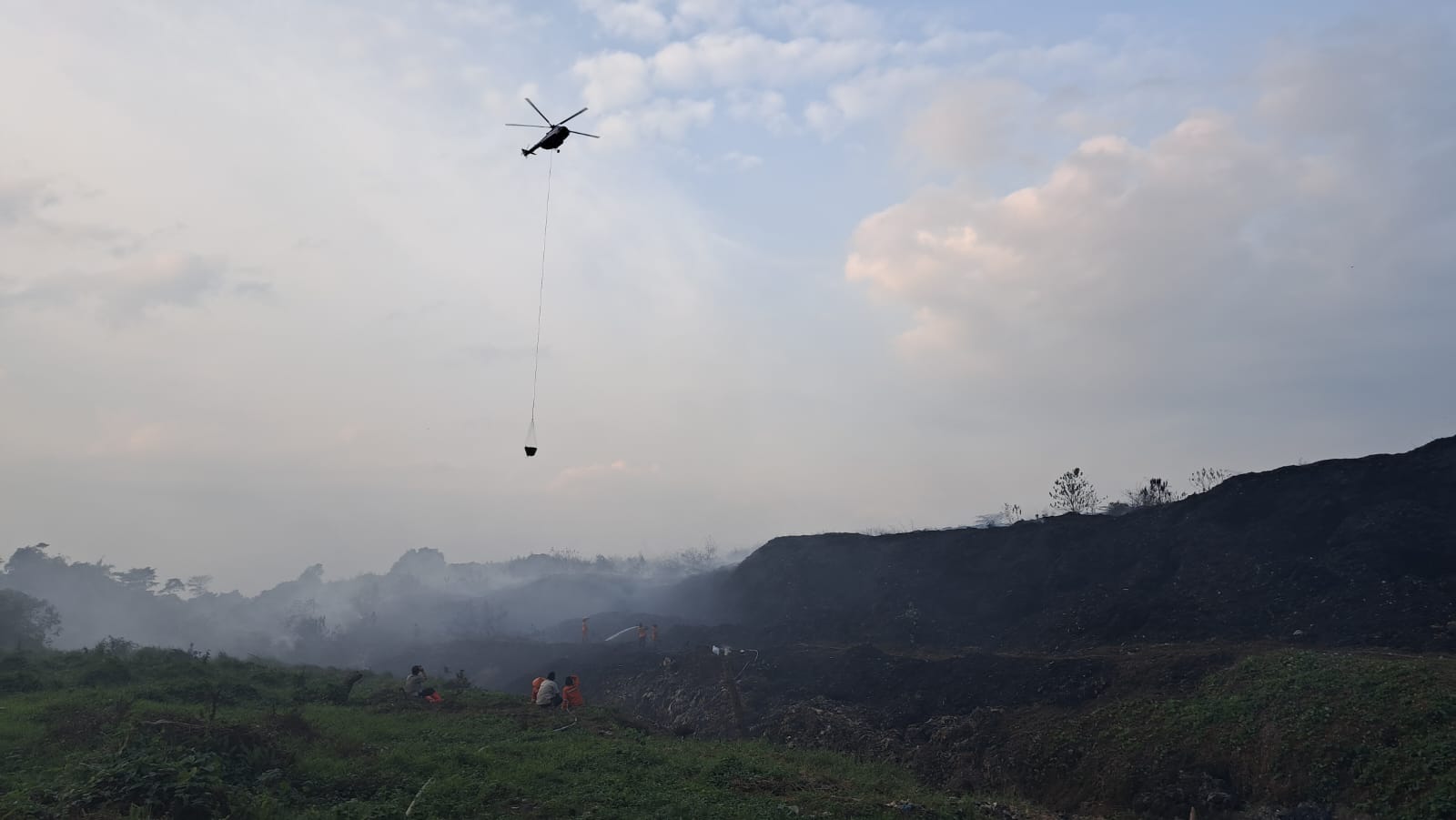 UPDATE, Kebakaran di TPA Sukawinatan Palembang Belum Berhasil Dipadamkan, Asal Api Akan Diselidiki