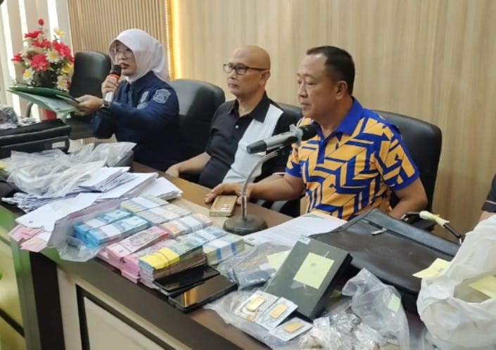  Uang Tunai hingga Logam Mulia Jadi Barang Bukti OTT Tersangka Kadisnakertrans Sumsel Deliar Marzuki