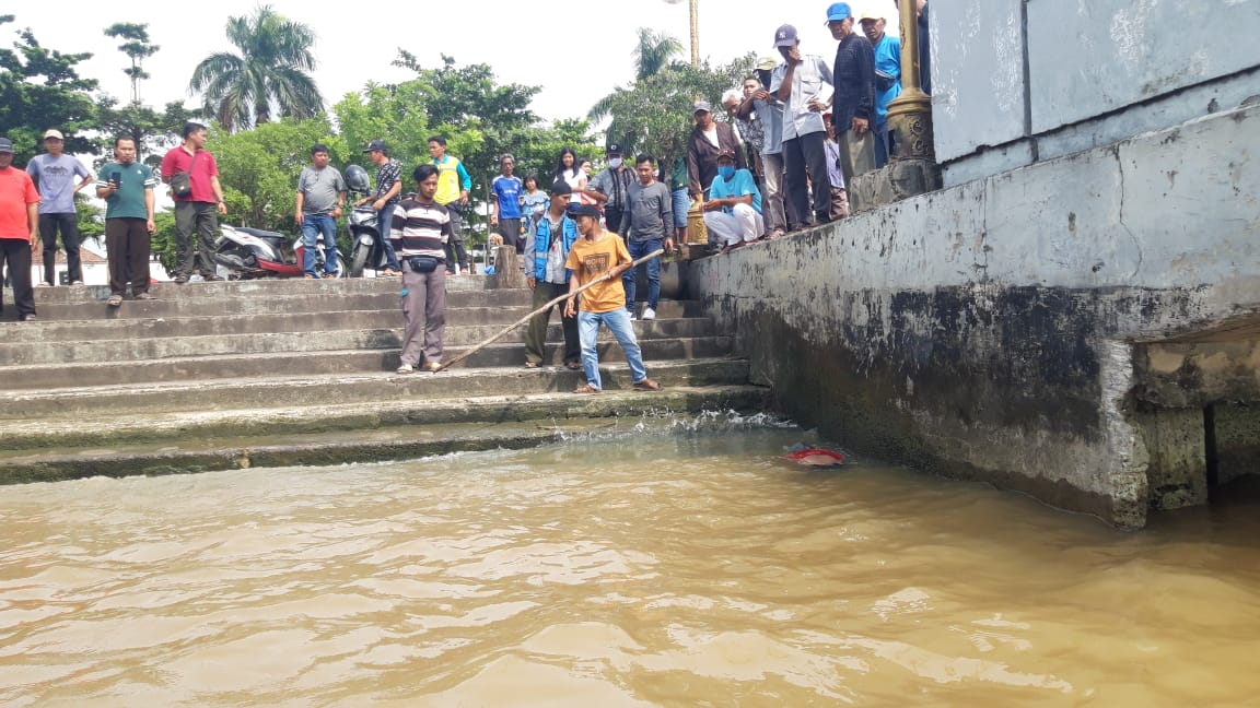 Warga Temukan Mr X Tewas Mengapung di Dermaga BKB Palembang