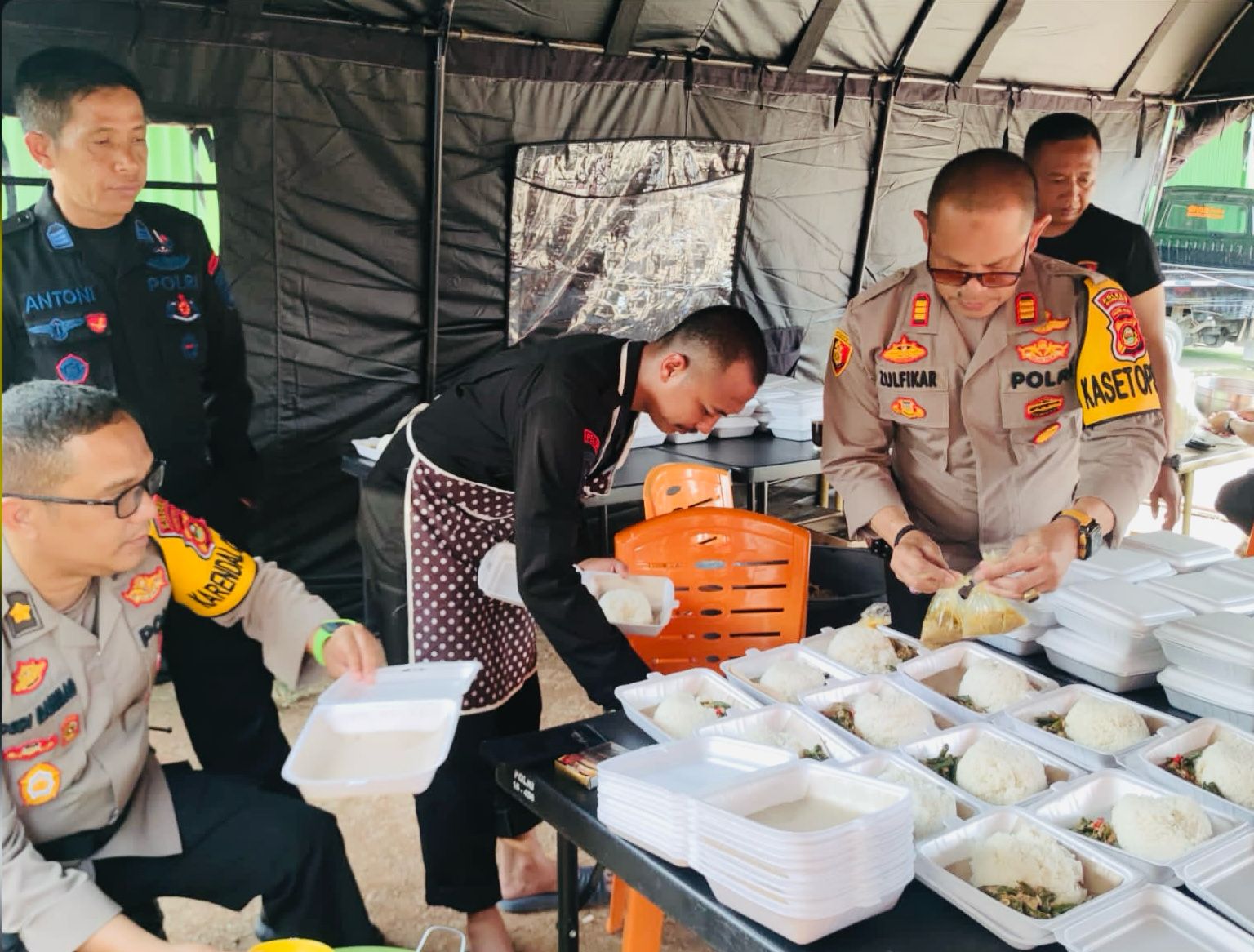 Tak Hanya Patroli dan Evakuasi Korban Banjir Muratara, Brimob Polda Sumsel Juga Siapkan Dapur Lapangan