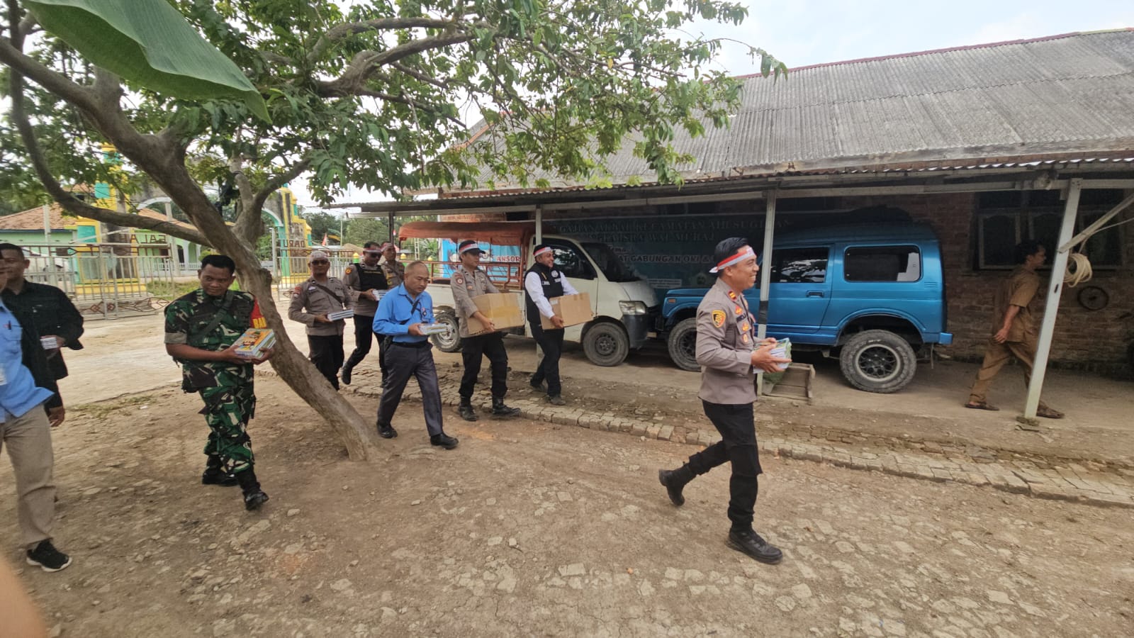 Peduli Budaya Literasi, Polisi di Kecamatan Ini Berikan Al-Quran dan Buku ke Ponpes Darul Falah OKI