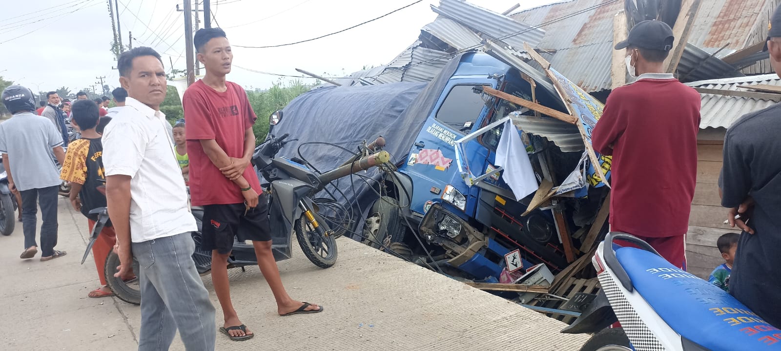Truk Angkut BBM Pertamina Patra Niaga Tabrak Rumah di Kramasan Warga hingga Hancur 