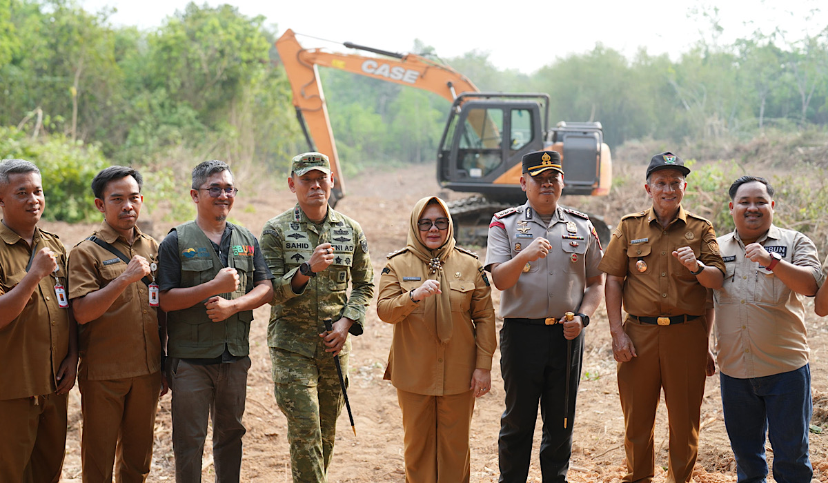 Siapkan 5 Ekskavator, Dorong Warga Buka Lahan Tanpa Membakar