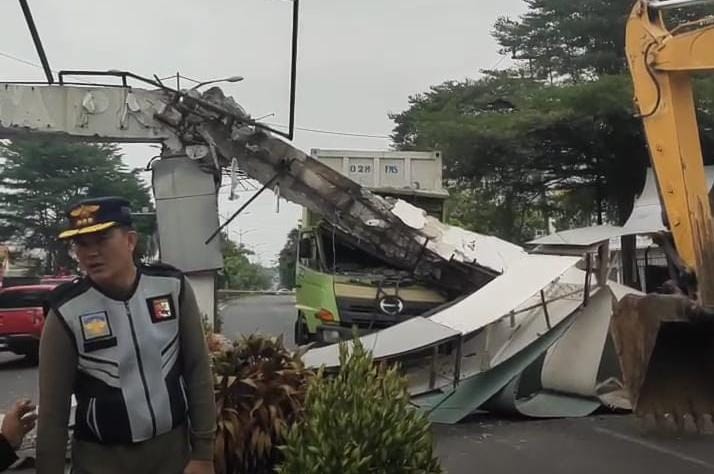 Dibangun 2019, Gerbang Selamat Datang Kota Prabumulih Hancur Lebur, Ini Penyebabnya!