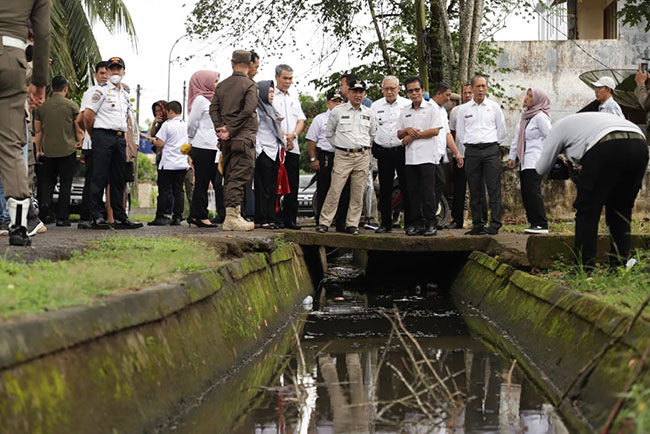 Cegah DBD, Pj Bupati Instruksikan Camat/Lurah dan Kades Gotong Royong Bersih-bersih Lingkungan 