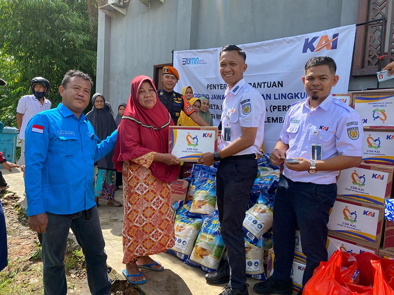 KAI Divre III Palembang Salurkan 300 Paket Sembako untuk Masyarakat Sumsel Sambut Ramadhan 1446 H