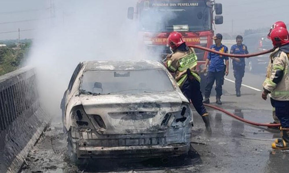 Mobil Sedan Terbakar di Tol MBZ, Pengemudi dan Penumpang Selamat