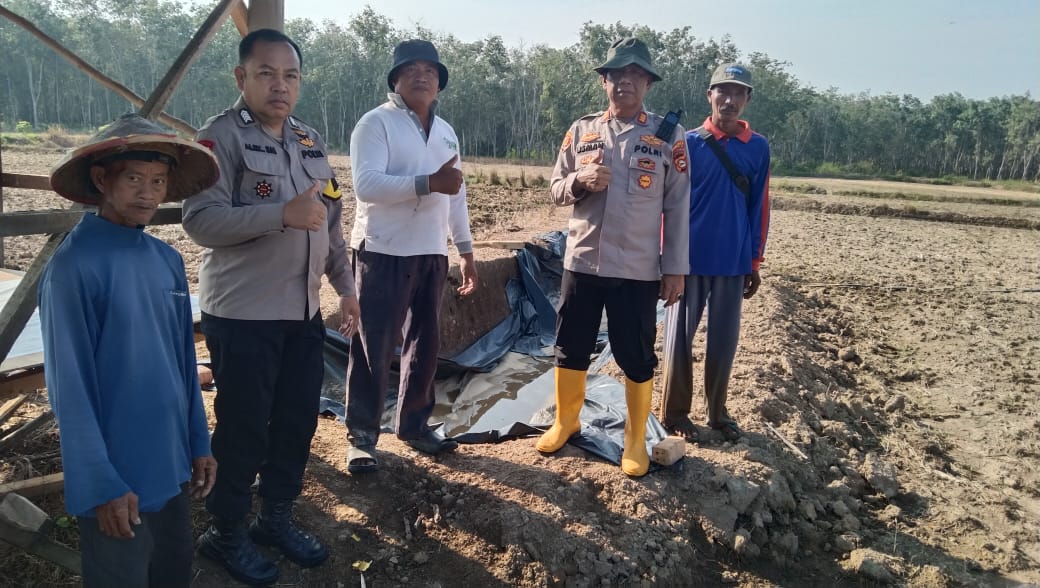 Dampingi Penanaman Jagung di Desa Tebing Suluh OKI, Polsek Lempuing Dukung Ketahanan Pangan