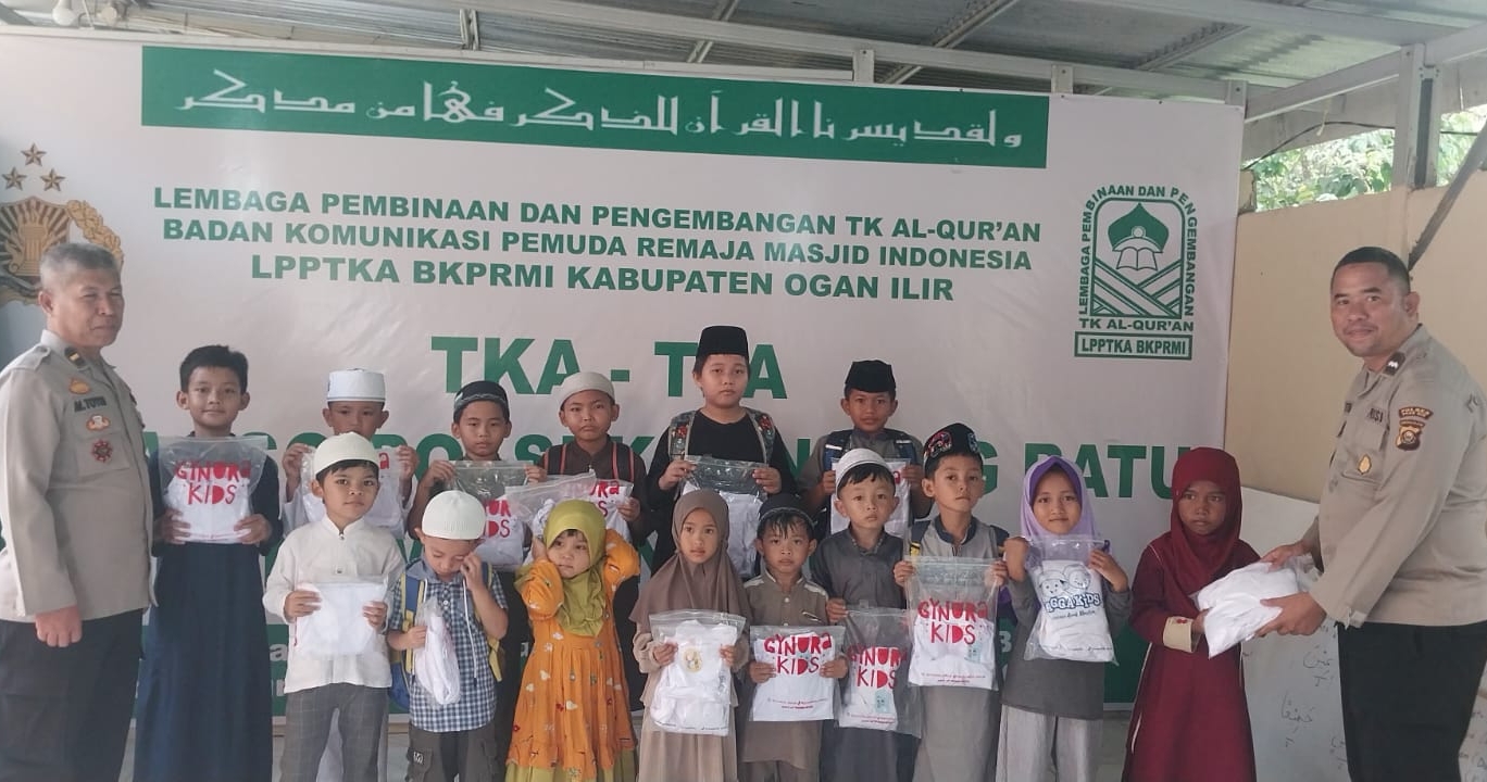 Polsek Tanjung Batu Ogan Ilir Bagikan Seragam Mengaji untuk Siswa TKA-TPA Al-Aqso