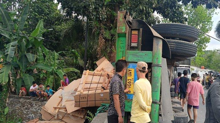 Truk Kontainer Muatan Triplek Terguling di Jalintim Celikah OKI, Ini Penyebabnya! 