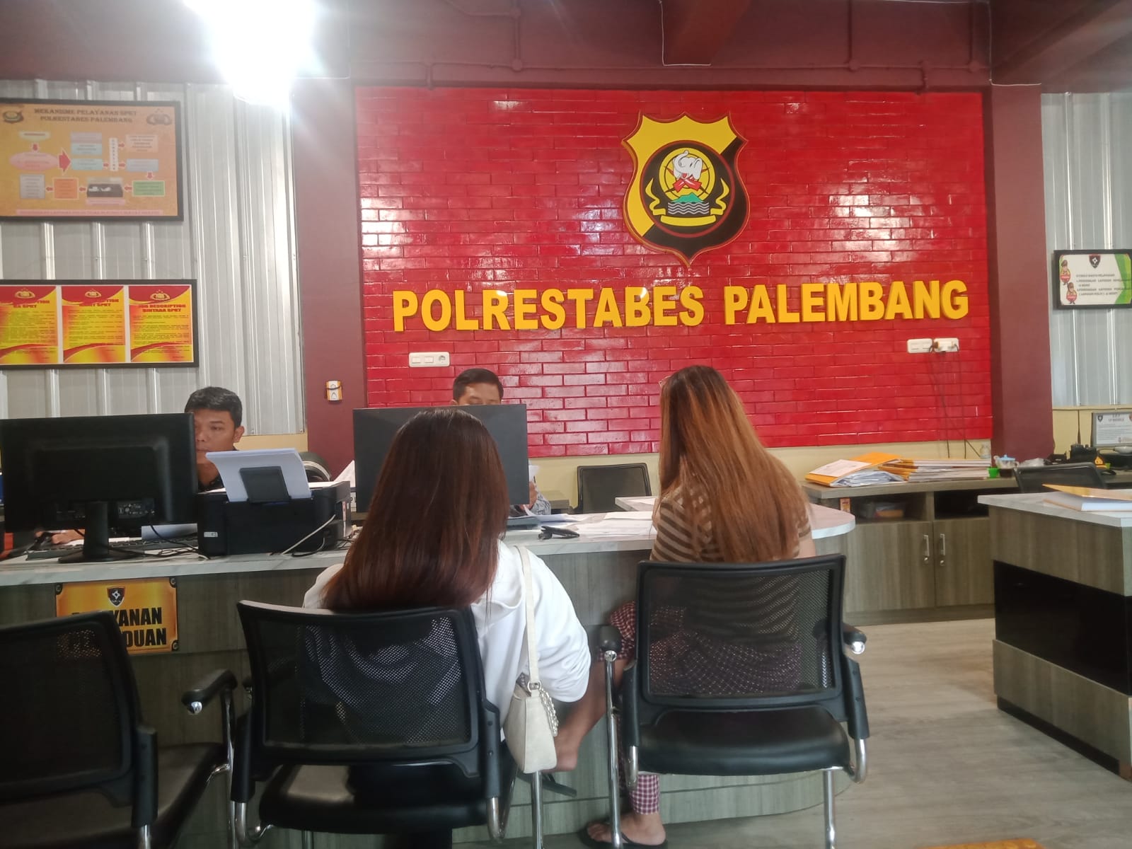 Liburan dengan Pacar Adiknya Foto Bareng Bule, Wanita di Palembang Dikejar Pakai Parang, Nyaris Dibacok