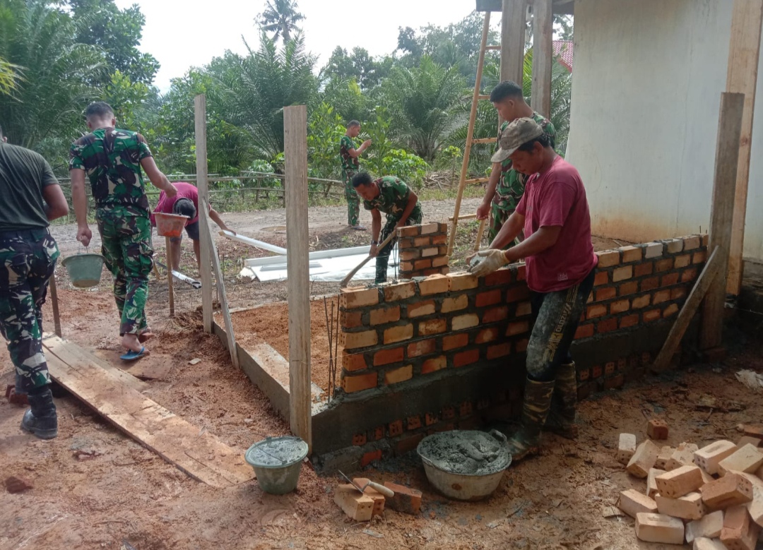 Pembangunan 5 Unit MCK di TMMD ke-128 OKI Optimis Selesai Tepat Waktu Meski Terkendala Cuaca Hujan