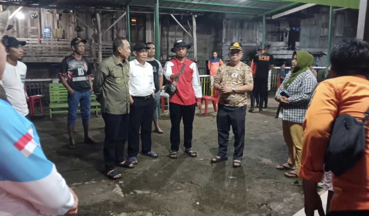Kunjungi Korban Banjir, Sekda Ogan Ilir Minta Petugas Posko dan Dapur Umum Sigap Layani Warga