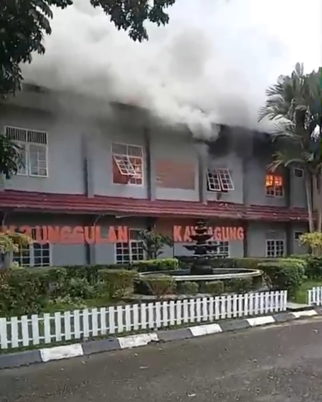 BREAKING NEWS: Gedung Sekolah SMA Negeri 3 Unggulan Kayuagung Terbakar