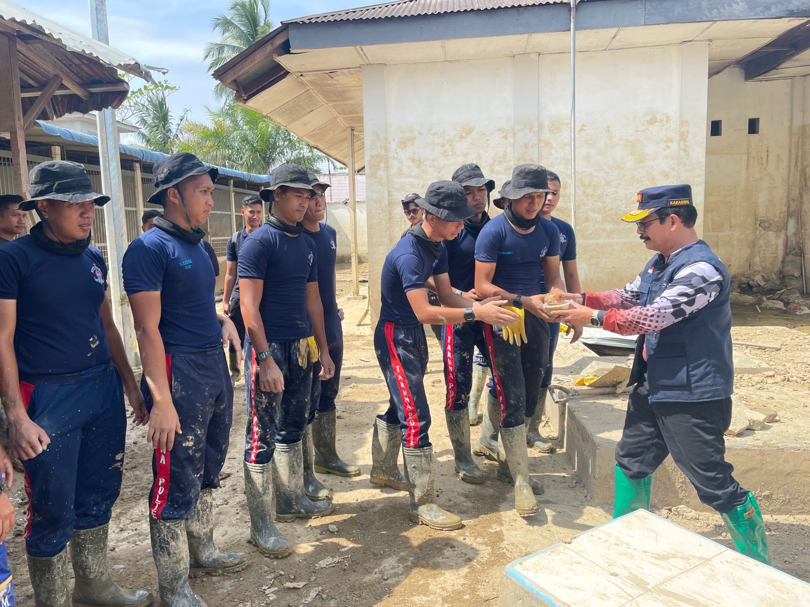 Pulihkan Dampak Banjir, Kemenkum Aceh Bersama Poltekpin Turun ke Aceh Tamiang