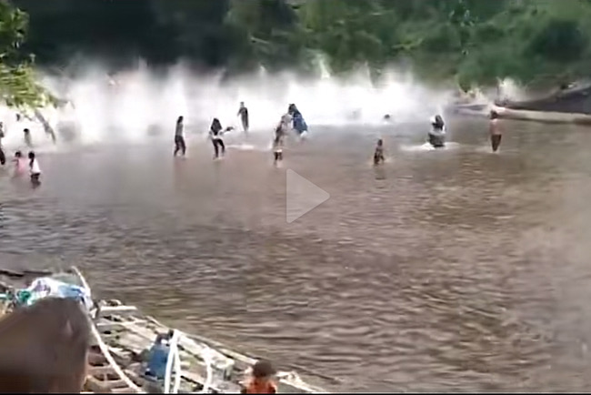 Jembatan Gantung Tiba-tiba Runtuh Menimpa Peserta Kejar Bebek Meriahkan Lomba 17 Agustus di Kalimantan Barat