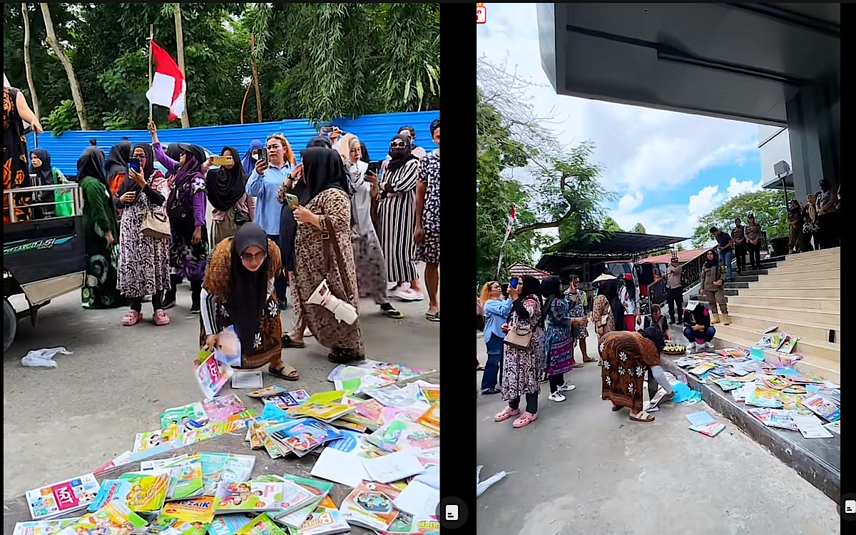 Emak-emak Tebar Buku Sekolah Di Depan Balai Kota Samarinda, Buku Tak Bisa Dipakai Adiknya Tak Bisa Pula Dijual