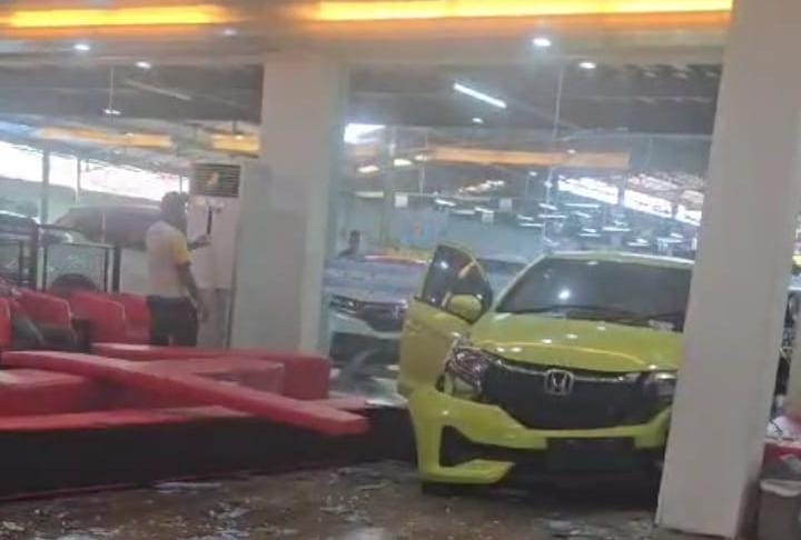 Mobil Brio Tabrak Tiang di Dalam Showroom Honda Plaju saat Dipindahkan Office Boy