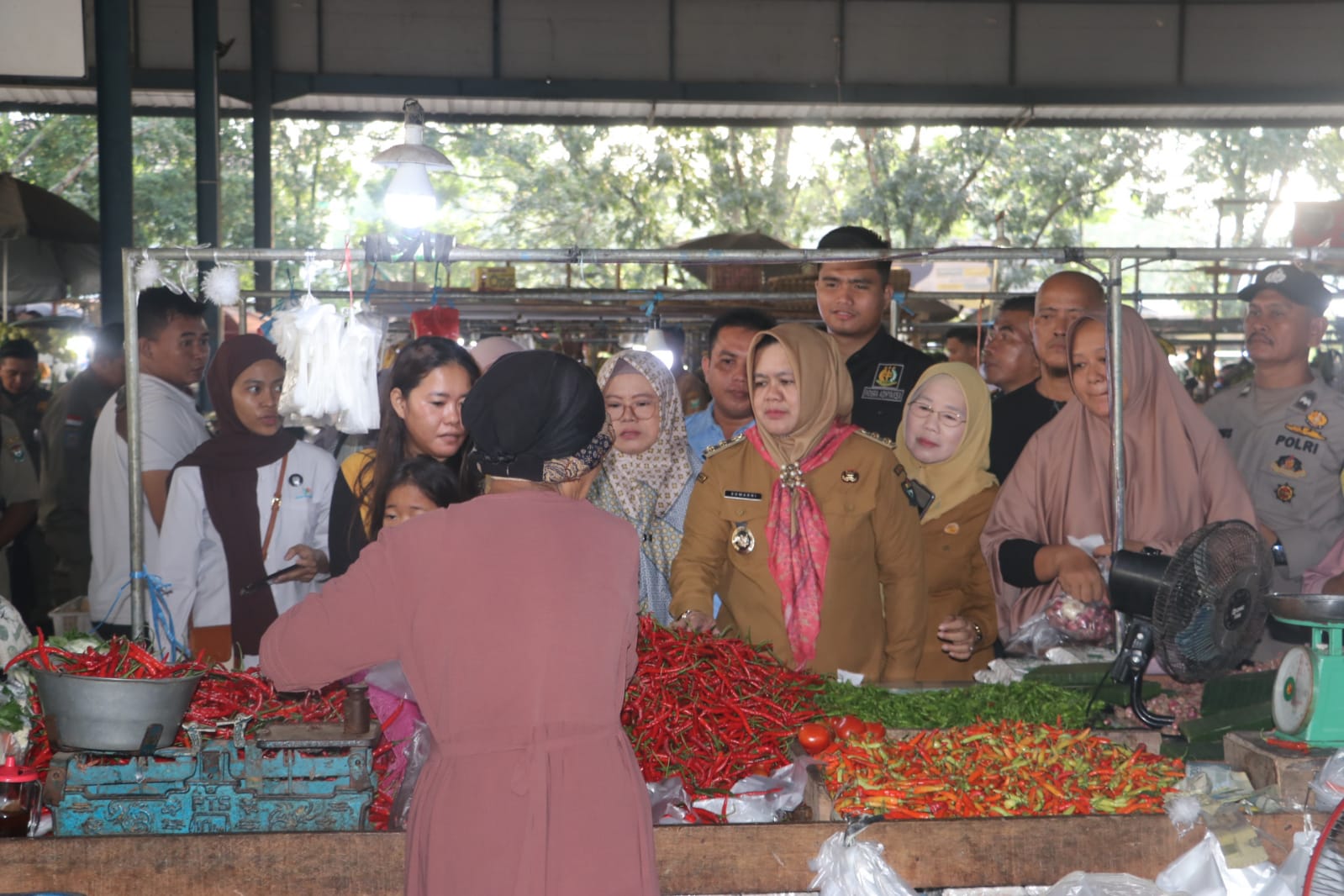 Wabup Muara Enim Hj Sumarni Sidak Harga Sembako Jelang Idul Adha 1446 H di Pasar Inpres