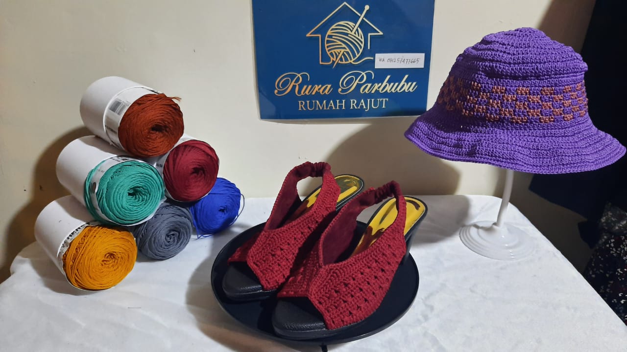 Pelaku Usaha: Di Rumah BUMN, Keunikan Sepatu dan Sandal Rajut dari Tarutung Dibantu Promosikan