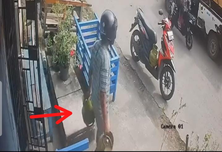 Pakai Motor Matic, Seorang Pria Viral Terekam CCTV Curi Tabung Gas Elpiji 3 Kg di 10 Ulu Palembang 