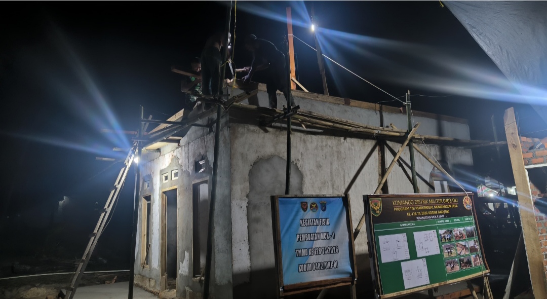 Satgas TMMD Kodim 0402/OKI Kebut Pengerjaan Pembangunan Waktu Tersisa Malam Hari
