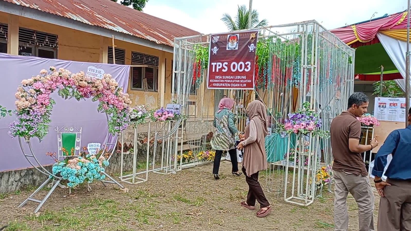 Tarik Minat Pemilih untuk Mencoblos, KPPS di Ogan Ilir Hias TPS Ala Resepsi Pernikahan