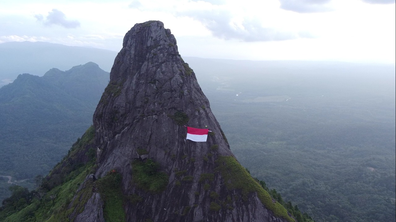 Bendera Merah Putih Berukuran 9x13 Meter Berkibar di Bukit Serelo, Lahat