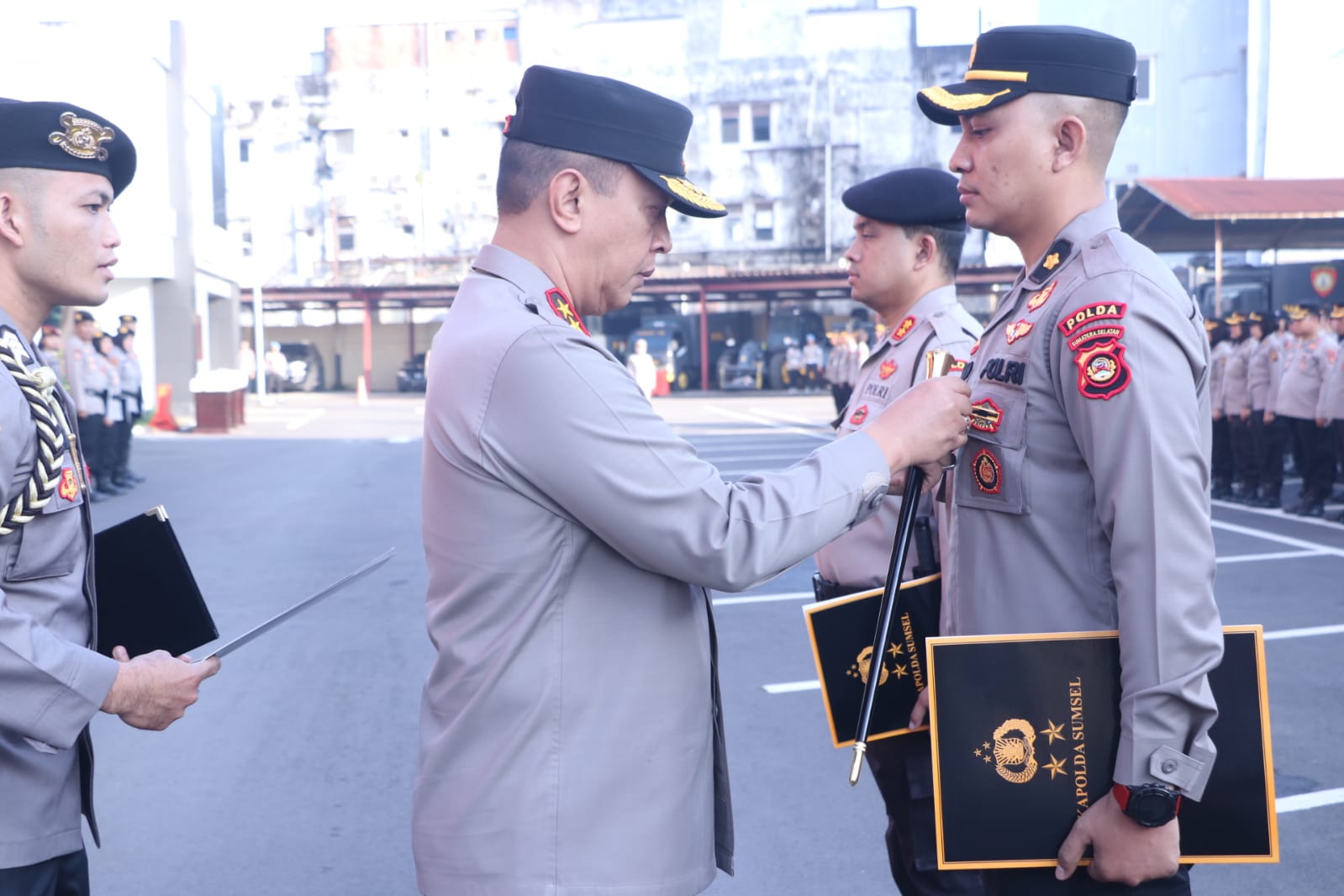 Puluhan Personel Polri-PNS Polda Sumsel Terima Piagam Penghargaan dan 1 Pin Emas Kapolda  