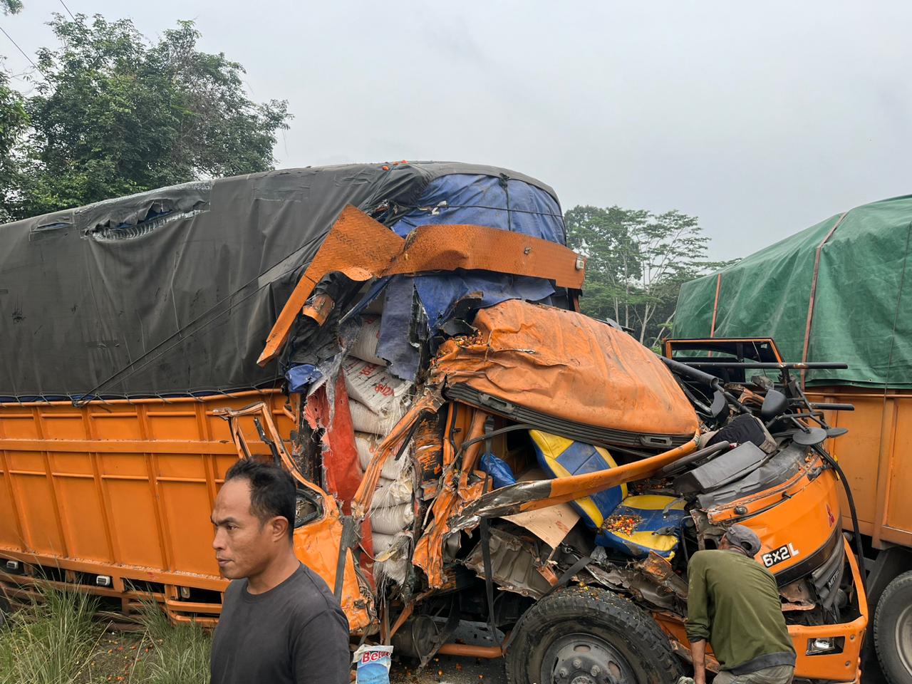 Fuso Adu Banteng dengan Dump Truk di Jalintim Palembang-Jambi, Nasib Kedua Sopir?