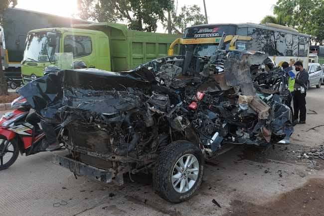 Ini Penyebab Kecelakaan Maut Innova Reborn Tabrak Buntut Fuso di Jalan Soekarno-Hatta Palembang 