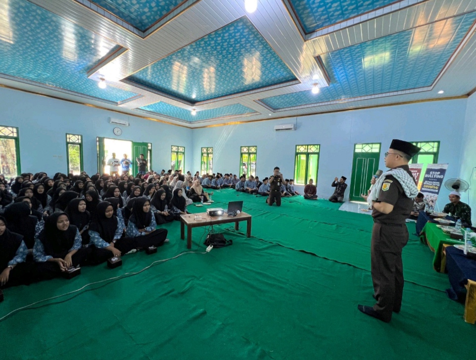 Ratusan Santri Ponpes Darul Ulum Lempuing Jaya Dapatkan Penyuluhan Hukum Kejari OKI